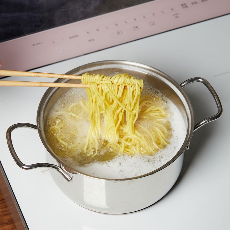 면을 넣고 9단에서 저어가며 3분간 삶은 후 채반에서 물기를 빼주세요.
(tip. 거품이 올라올 수 있으니 찬물 1컵을 준비해주세요) 
(tip. 냉동 중화면은 상온에서 해동 후 사용해 주세요)