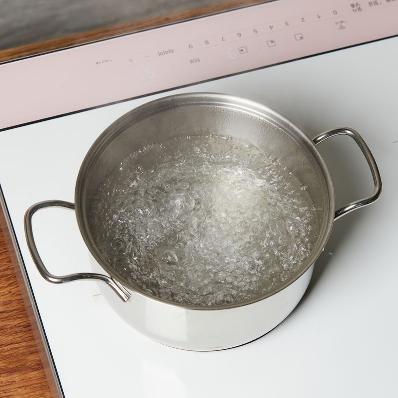 냄비에 물 1.5L와 소금을 넣고 9단에서 4분 30초간 끓여주세요.