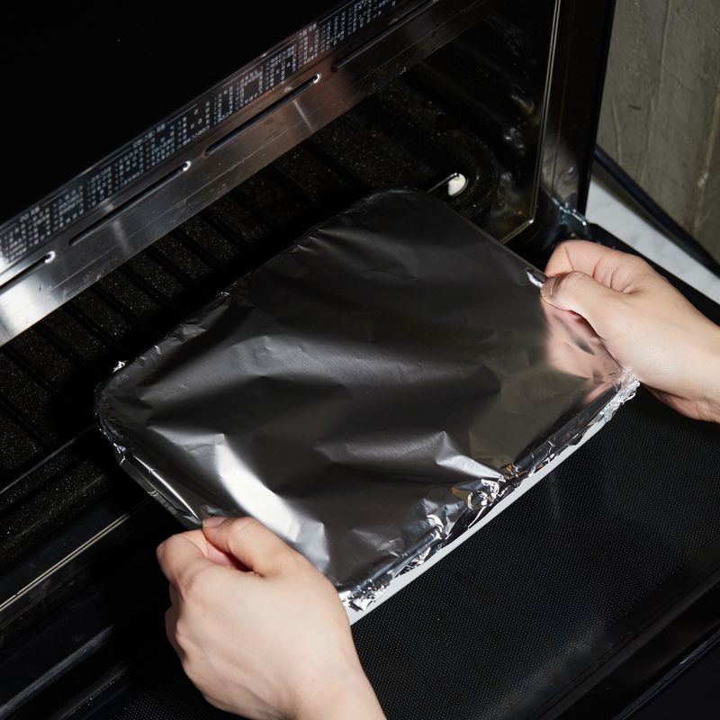 내열 용기를 포일로 덮은 후 법랑 접시에 석쇠를 놓고 내열 용기를 올려 1단에 넣고 광파오븐 수동요리 오븐에서 200도로 70분간 조리한 후 오븐 안에서 1시간 동안 그대로 뜸을 들여주세요.