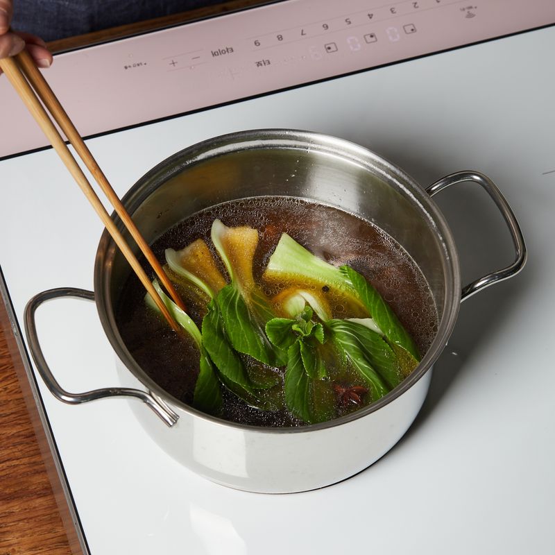 냄비에 오븐에 익힌 재료 모두 넣고 물과 소금, 청경채를 넣어 9단에서 3분 30초간 끓여주세요.