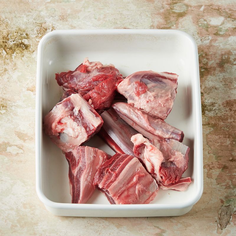 사태는 사방 5cm 크기로 깍뚝 썰어주세요. 칼등으로 마늘을 눌러주세요, 생강은 편썰고 대파는 반으로 썰어주세요.