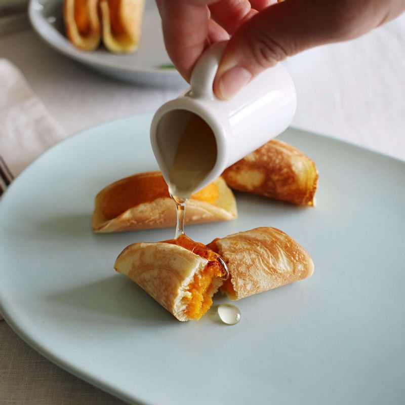 기호에 따라 꿀이나 팬케이크 시럽을 곁들여주세요.