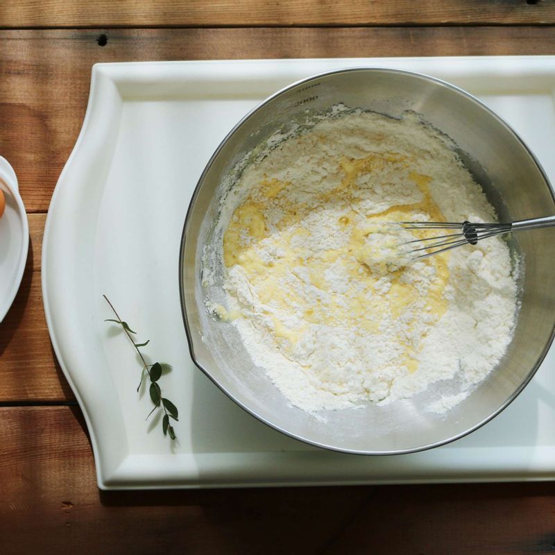 핫케이크믹스에 우유와 계란 1개를 넣고 거품기로 섞어주세요.