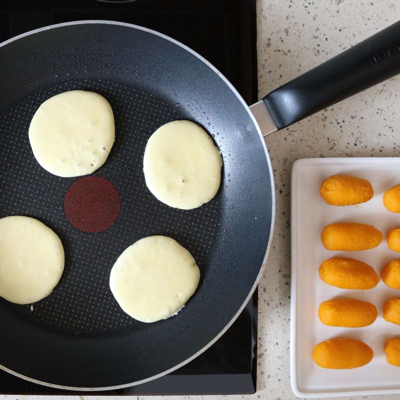 달군 팬에 식용유를 두르고, 반죽을 한 스푼 떠서 동그랗게 구워주세요.