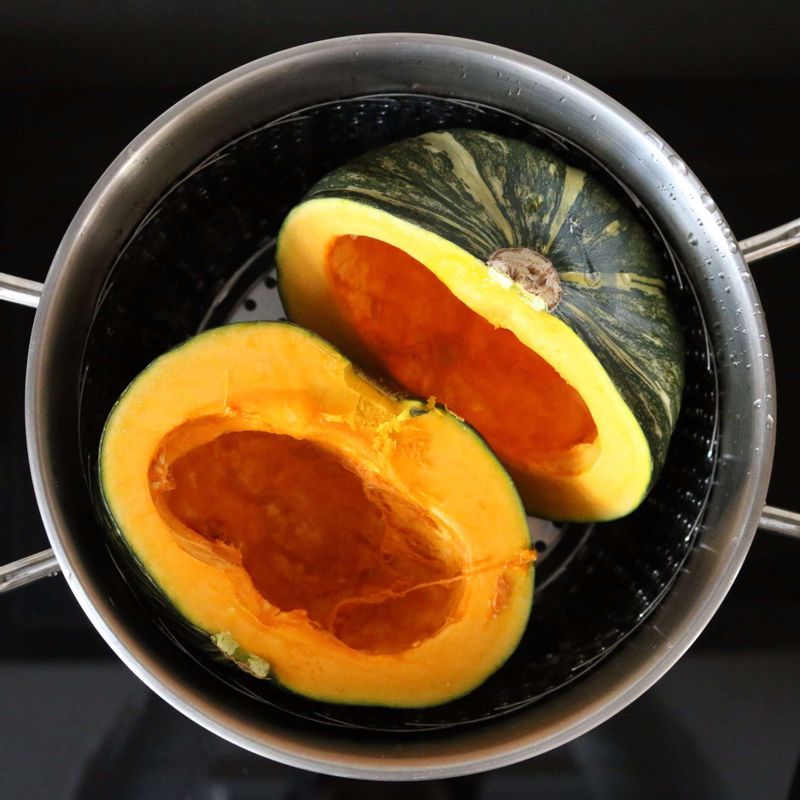 단호박을 찜 솥에 익힌 후, 껍질을 제거하고 으깨주세요.