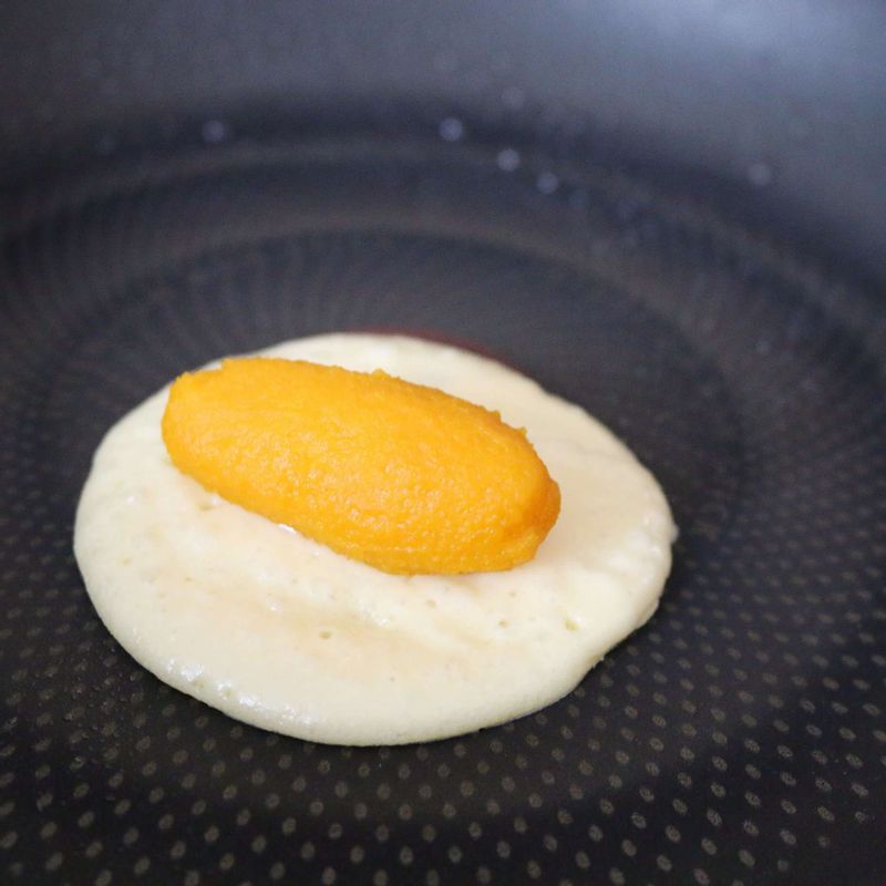 반죽이 익어갈 때 쯤, 단호박을 올려주고 뒤집개를 이용해서 반을 접어 눌러주세요.
팬케이크 반죽이 익을 때까지 팬에서 돌려가서 익혀주세요.