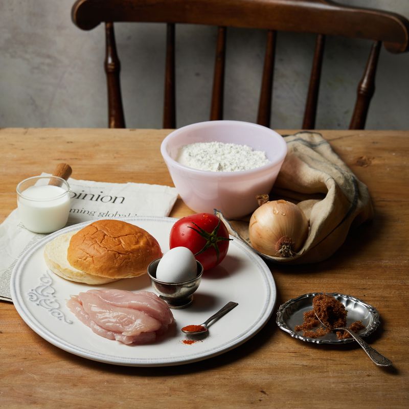 치킨버거을 위한 재료 이미지로 닭안심,햄버거 번,토마토 슬라이스,식용유 등으로 구성 되어있습니다.