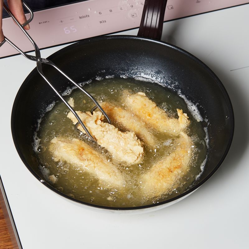 가열된 기름에 닭안심을 넣어 7단에서 3분간 튀겨주세요.