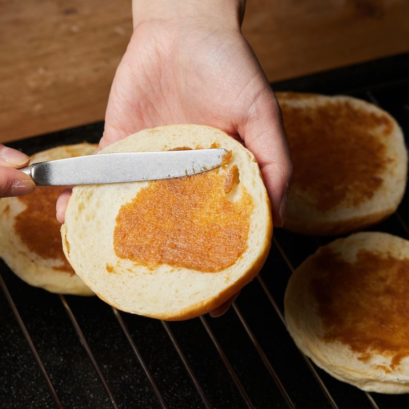 버터와 흑설탕을 섞은 후 햄버거 번에 발라주세요.