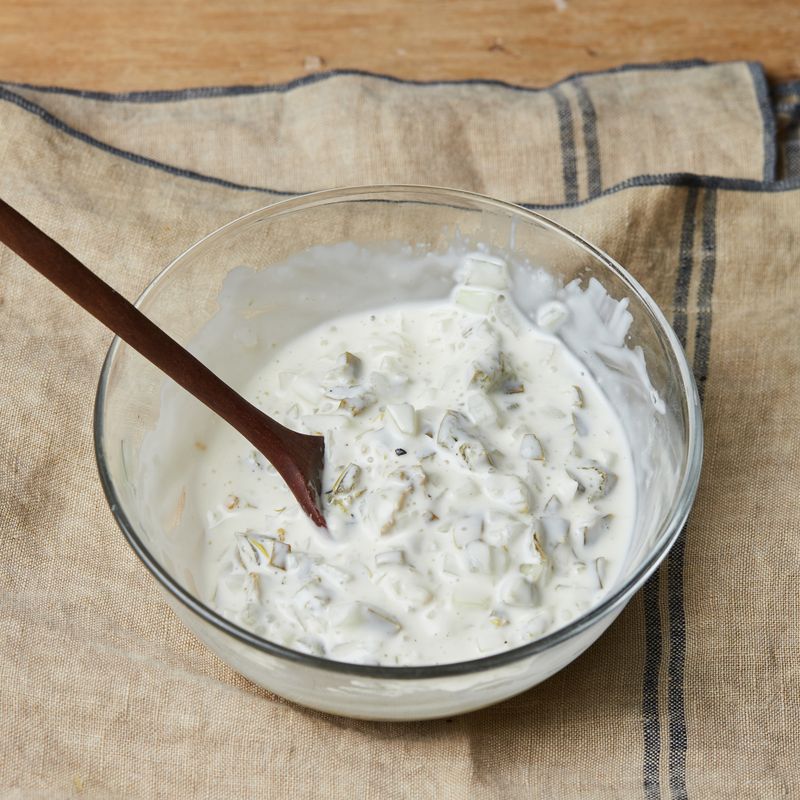 볼에 코울슬로 재료를 넣고 섞어주세요. 구운 버거번에 튀긴 치킨과 코울슬로, 토마토 슬라이스를 넣어 맛있게 즐겨주세요.