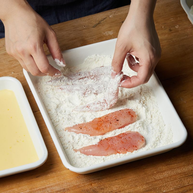 가루반죽과 물반죽 재료를 각각 섞어 주세요. 밑간한 닭고기를 가루반죽-물반죽-가루반죽-물반죽-가루반죽 순으로 튀김옷을 입혀주세요.
