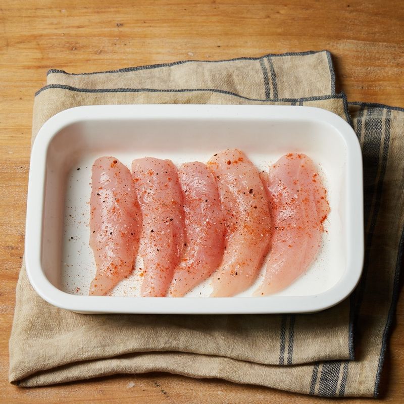 닭안심은 밑간 재료에 30분간 재워주세요.