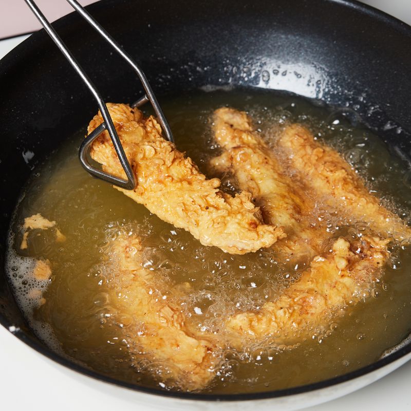 5단으로 내려 2분간 튀겨주세요.