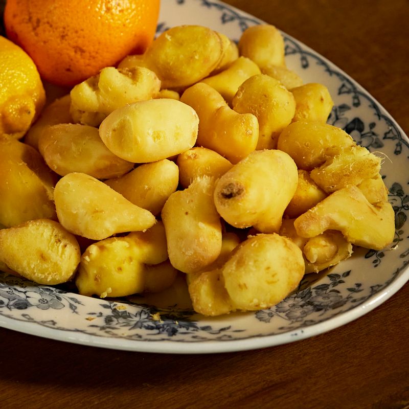 레몬, 오렌지는 껍질을 제거해 주세요. 사과는 씨를 제거해 통째로 준비해 주세요.