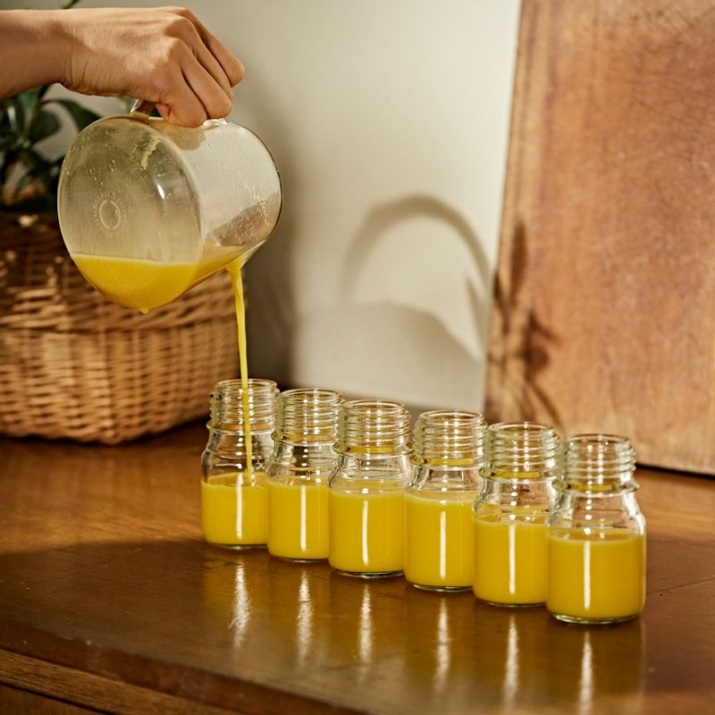 병에 담아 냉장 보관하고 하루에 50ml씩 섭취해 주세요.