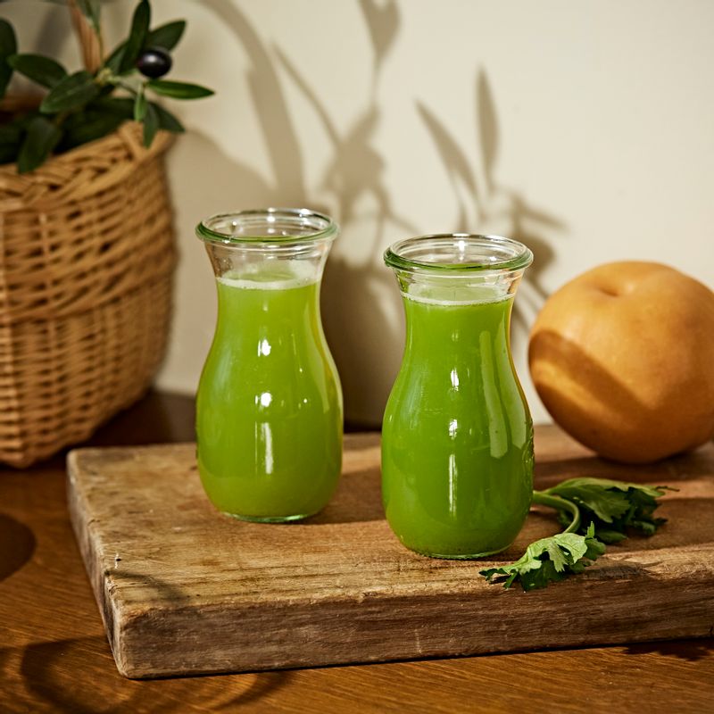 유리잔에 주스를 담아 건강하게 즐겨주세요.