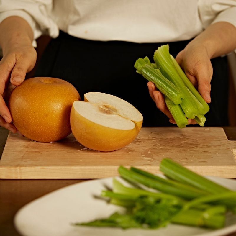 샐러리와 배를 깨끗하게 씻어 주세요.