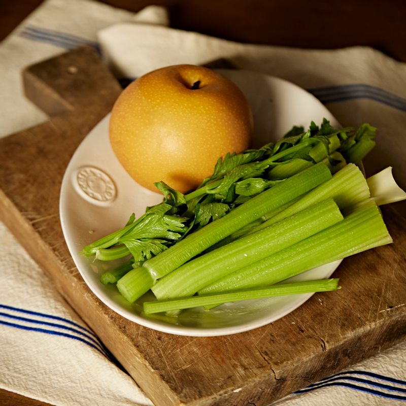 셀러리 배주스을 위한 재료 이미지로 샐러리,배 등으로 구성 되어있습니다.