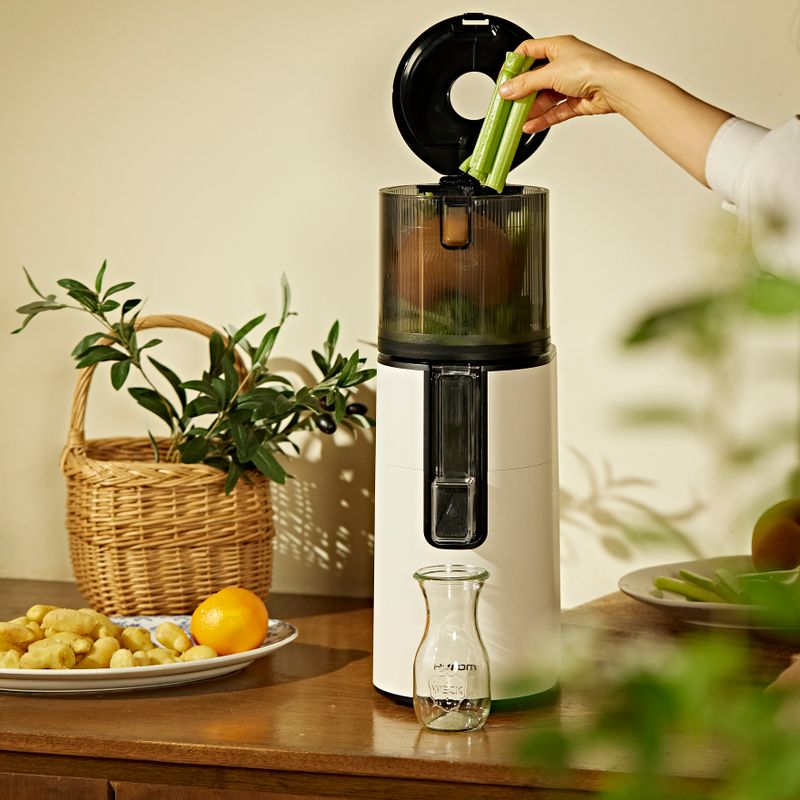 휴롬 착즙기에 재료를 모두 넣고 착즙해 주세요.