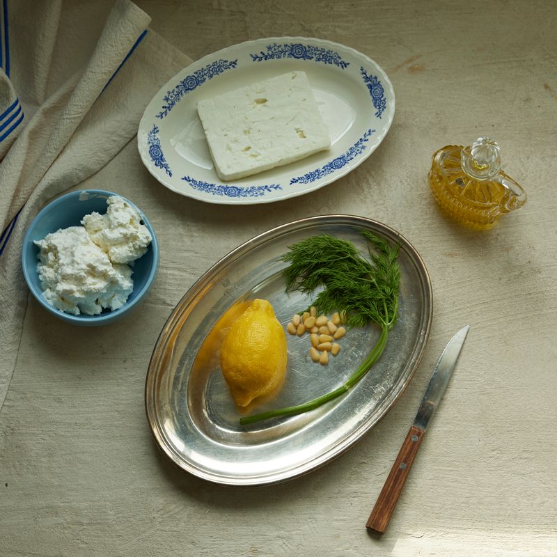 페타&리코타 딥을 위한 재료 이미지로 페타치즈,리코타 치즈,요거트,레몬즙 등으로 구성 되어있습니다.