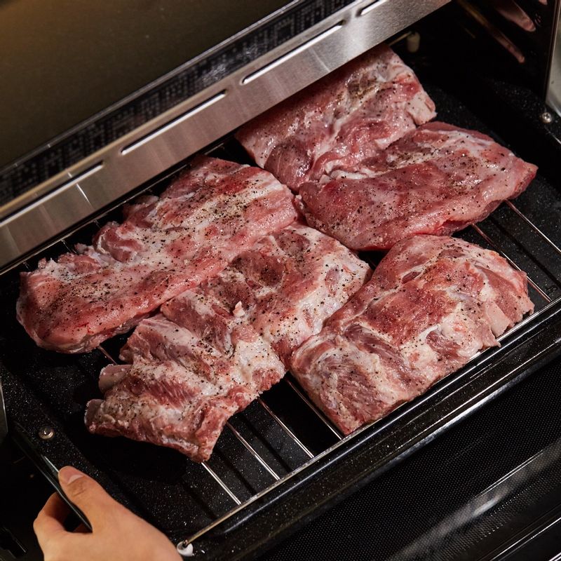 법랑 접시에 석쇠를 놓고 립을 올린 후 1단에 넣고 광파오븐 자동 요리 <오븐>에서 <립 바비큐> 1.0 분량으로 설정 후 시작해주세요. 도중에 멜로디가 울리면 소스를 발라준 후 계속 조리해주세요.