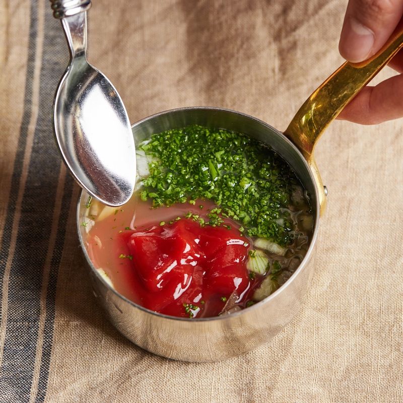 볼에 소스 재료를 넣고 섞어주세요.
(tip. 시판되는 바베큐소스를 구입하여 요리하시면 편리해요)
(tip. 돼지고기 립은 살이 적게 붙은 것이 맛있어요)