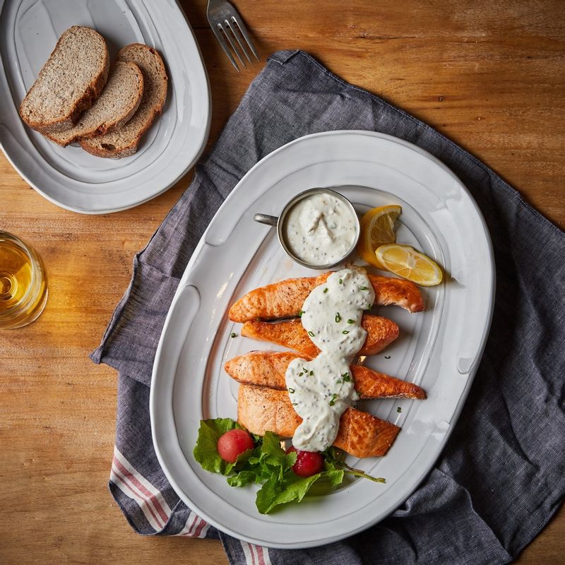연어를 접시에 담고 소스를 곁들여 맛있게 즐겨주세요.