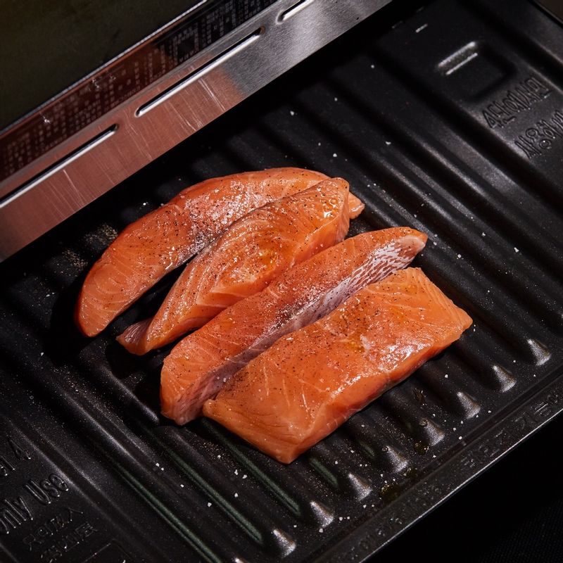 구이 전용 팬을 4단에 넣고 광파오븐 자동 요리 <구이>에서 <연어 스테이크>를 선택한 후 0.4kg 분량을 선택하여 구워주세요.