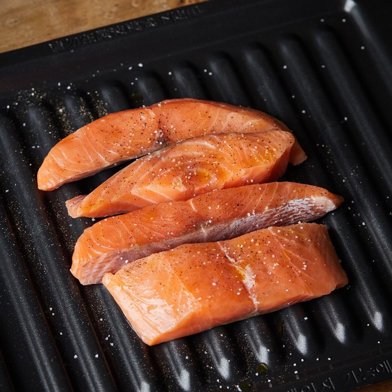 연어에 소금, 후춧가루를 뿌리고 올리브오일을 발라 구이 전용 팬에 올려주세요.