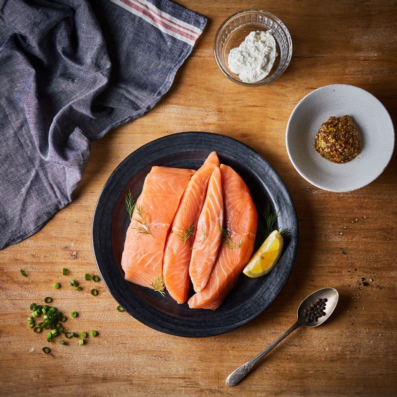 연어 스테이크을 위한 재료 이미지로 연어 필렛(2cm 두께),올리브오일,소금,후춧가루 등으로 구성 되어있습니다.