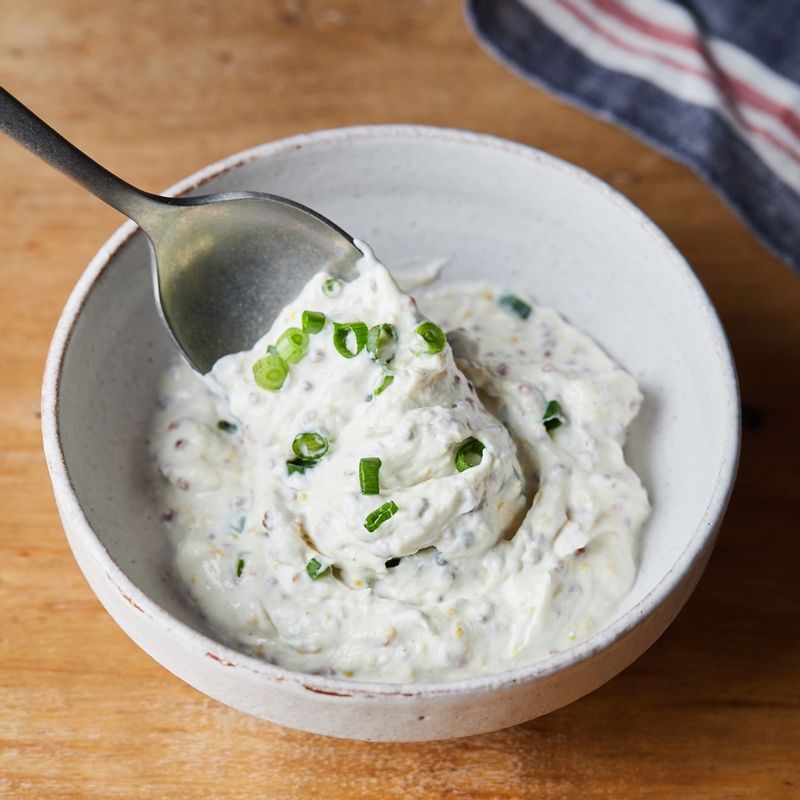 볼에 소스 재료를 넣고 섞어주세요.