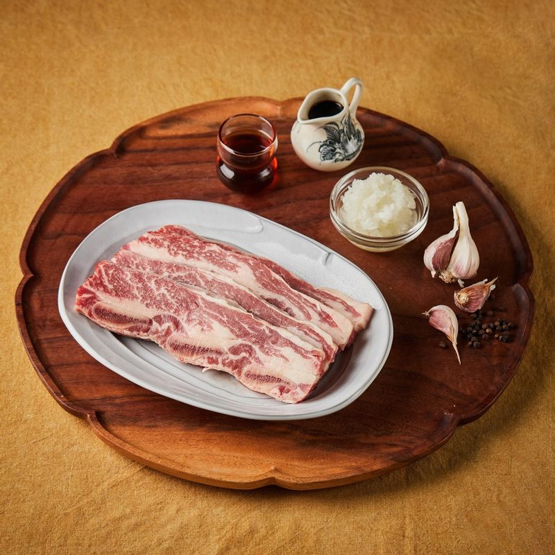 갈비구이을 위한 재료 이미지로 LA갈비,설탕,배즙,청주 등으로 구성 되어있습니다.