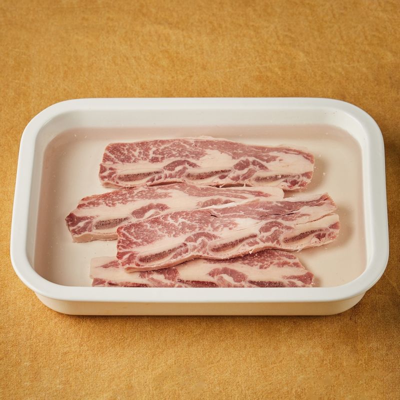갈비는 찬물에 2시간 정도 담가 핏물을 빼주세요.