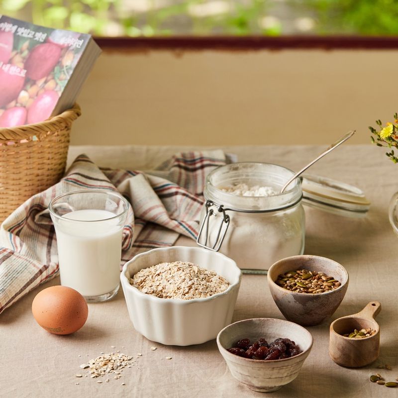 오트밀 곡물빵을 위한 재료 이미지로 강력분,곡물가루(오트밀),드라이이스트,달걀,따뜻한 우유 등으로 구성 되어있습니다.