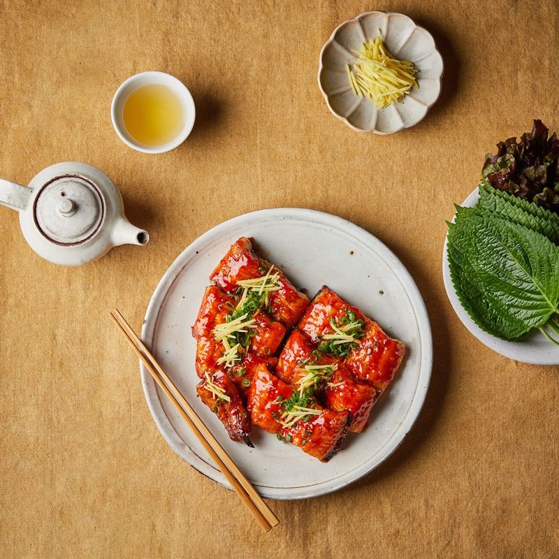 완성된 장어구이를 접시에 담고 채 썬 생강을 올려 맛있게 즐겨주세요.