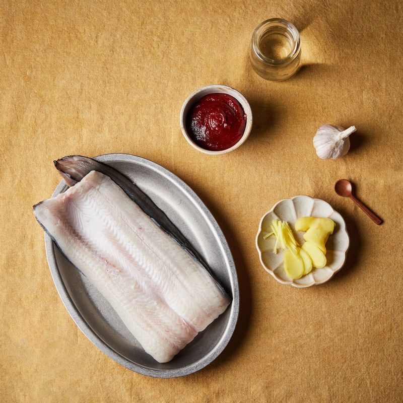 장어양념구이을 위한 재료 이미지로 손질 장어,생강 등으로 구성 되어있습니다.