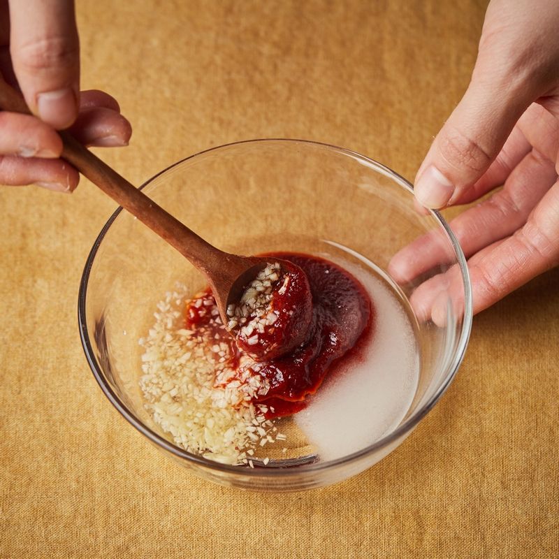 볼에 양념 재료를 넣고 섞어주세요.