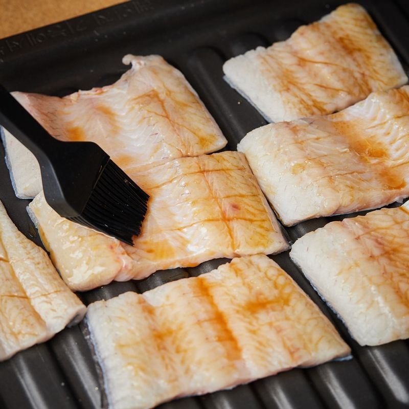 장어의 앞, 뒤 표면에 1cm 간격으로 칼집을 내고 유장을 고루 발라 구이 전용 팬에 올려주세요.
(tip. 껍질 부분이 바닥에 닿도록 놓고 구워 주세요)