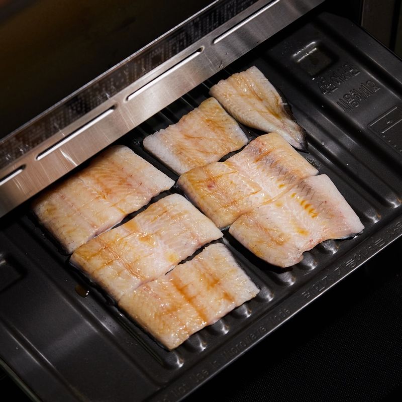 구이 전용 팬을 4단에 넣고 광파오븐 자동 요리 <구이>에서 <장어 양념구이>를 선택한 후 0.3kg 분량을 선택하여 구워주세요. 도중에 멜로디가 울리면 뒤집어서 양념장을 고루 발라 남은 시간 동안 구워주세요.