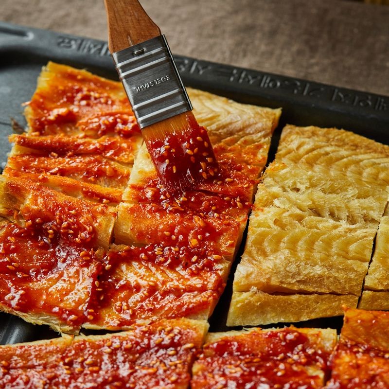 채반에 받쳐 물기를 제거한 황태를 구이 전용 팬에 올리고 양념장을 고루 발라주세요.