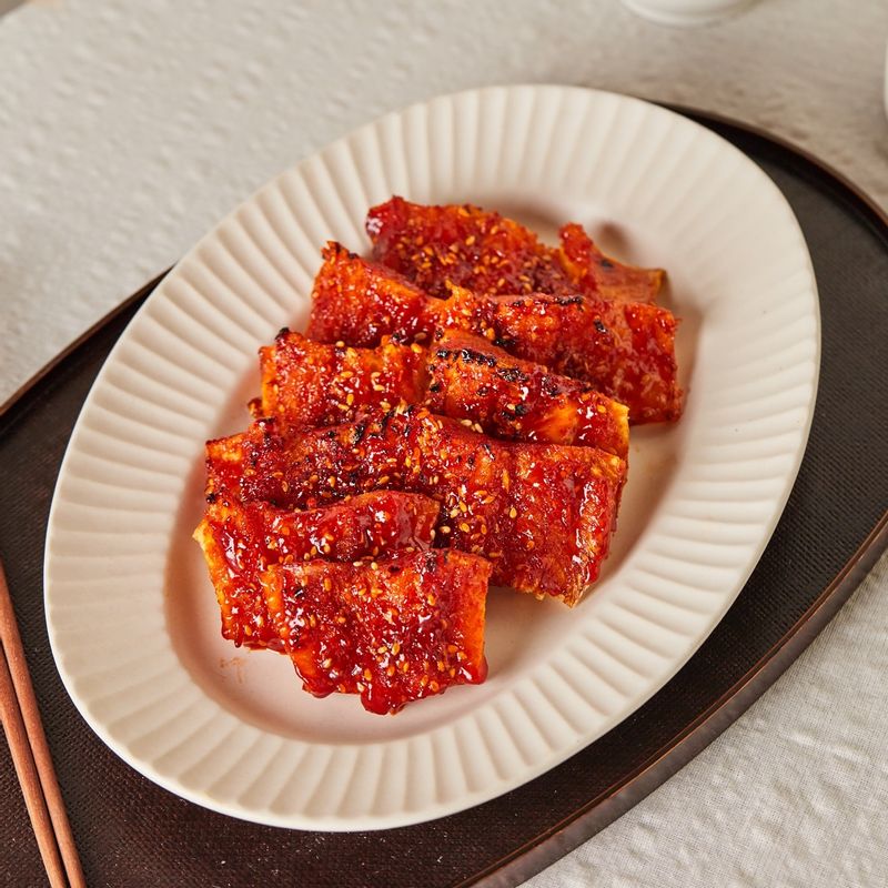 황태를 접시에 담아 맛있게 즐겨주세요.