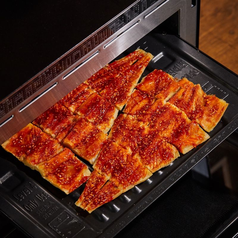 구이 전용 팬을 4단에 넣고 <자동요리> <구이>에서 <황태 양념구이> 2마리 분량을 선택하여 구워주세요. 도중에 멜로디가 울리면 뒤집어서 남은 시간 동안 구워주세요.