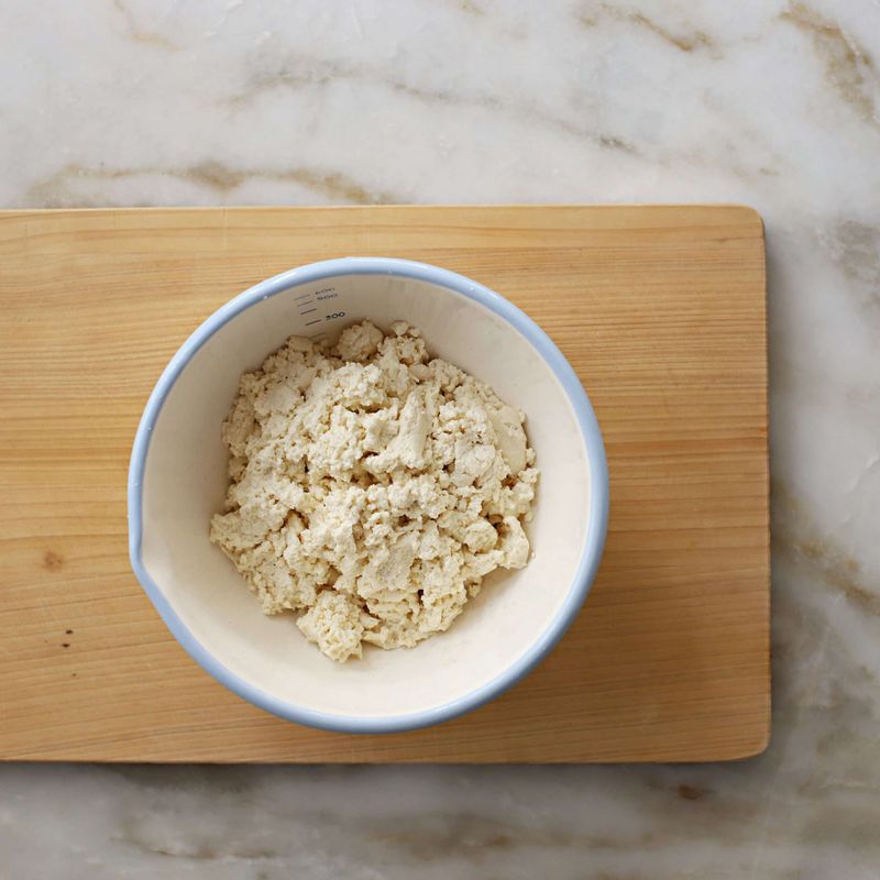 두부는 으깬 후 면포로 감싸 가볍게 물기를 짜주세요.