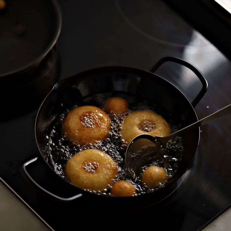 150~160도로 기름을 약하게 달군 후, 도넛을 넣고 굴려가며 노릇하게 속이 익을 때까지 3~4분정도 튀겨주세요.