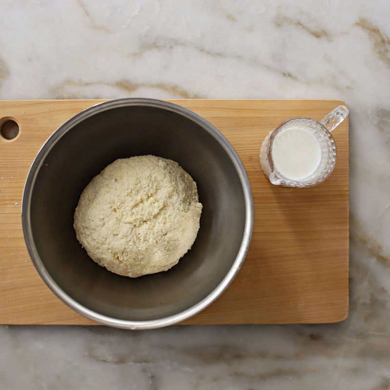 두부에 핫케이크가루를 넣은 후 잘 섞고 우유를 넣어 반죽의 농도를 조절해주세요.
(두부의 수분에 따라 우유를 가감해주세요)