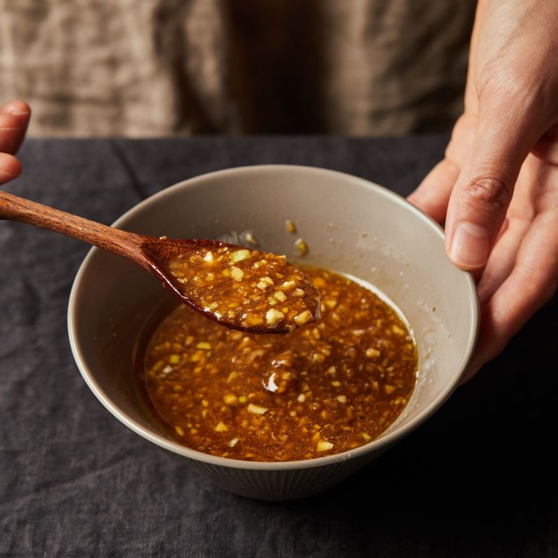 볼에 소스 재료를 넣고 섞어주세요.