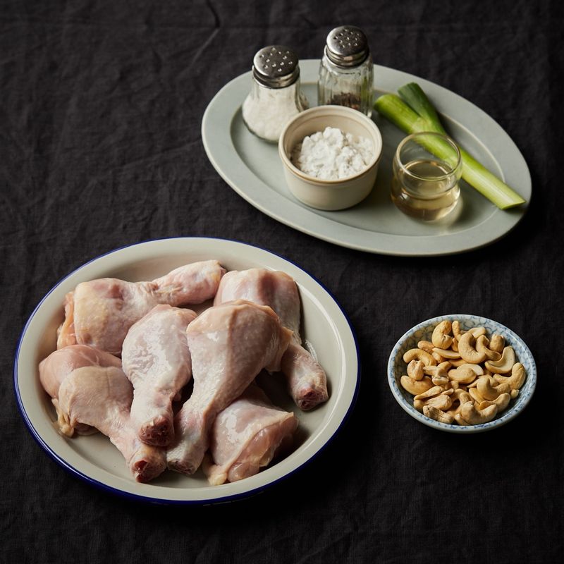 캐슈넛 닭다리구이을 위한 재료 이미지로 닭다리,전분 등으로 구성 되어있습니다.