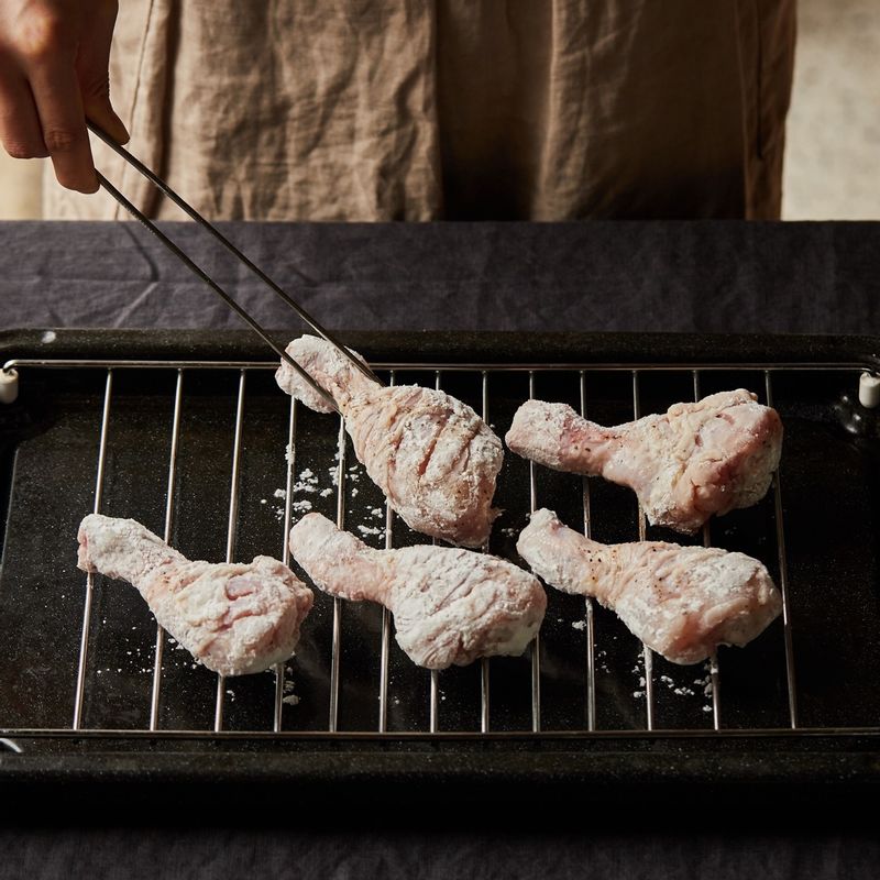법랑접시에 석쇠를 놓고 닭다리를 올려 1단에 넣어주세요. 광파오븐 수동 요리 <오븐> 에서 220도로 25분 정도 구워주세요. 9분 남기고 소스를 앞뒤로 고루 바른 후 계속 조리해 주세요.
(tip. “오븐으로 전송" 버튼으로 조리할 경우, 소스를 바를 시간에 멜로디가 울려요. 멜로디가 울리면 오븐을 열어 5분 내로 닭다리 앞 뒤로 고루 소스를 바른 후 다시 시작버튼을 눌러주면 연속조리 됩니다)