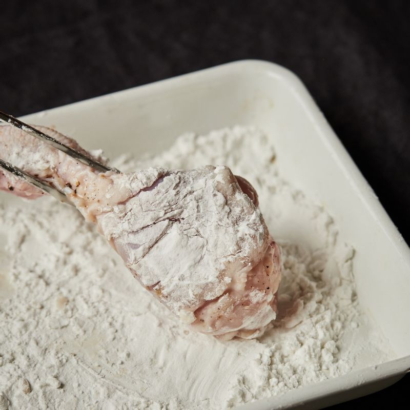 닭다리에 전분을 살짝 묻혀주세요.