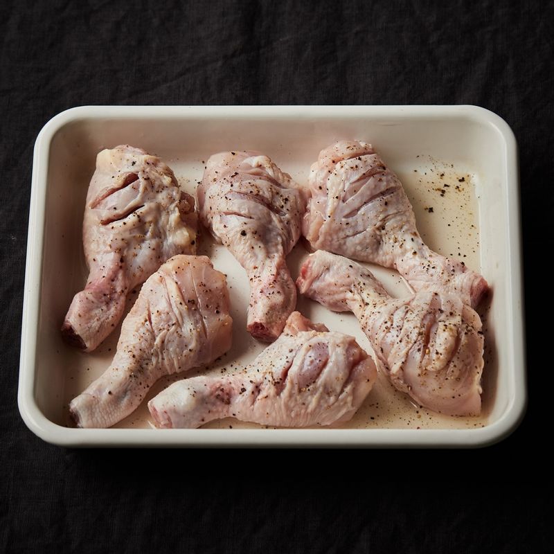 닭다리는 사선으로 칼집을 내고 밑간 재료에 재워주세요.